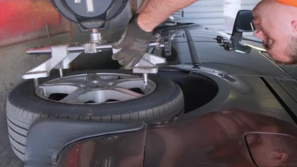 自動車メカニックは車の中でケンバーを作ります 車のシャーシの修理 カーサービス バーティカルビデオ — ストック動画