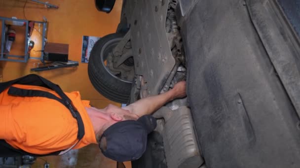 Een Monteur Repareert Het Chassis Van Een Auto Verticale Video — Stockvideo
