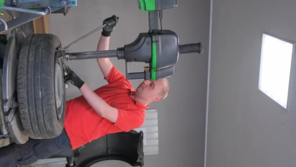 修理汽车车轮的机械师的画像 汽车服务 垂直录像 — 图库视频影像