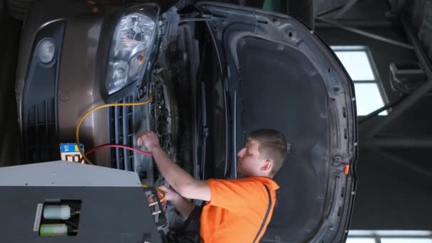 Automechanik Opraví Klimatizaci Autě Systém Řízení Teploty Autě Autoservis Svislé — Stock video