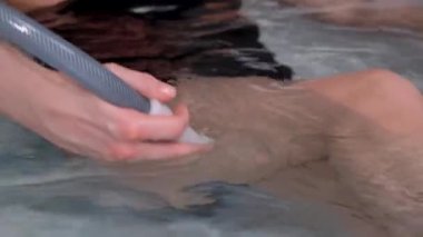 Spa merkezindeki profesyonel bir güzellik uzmanından hidromasaj. Terapi banyosunda bir kadın..