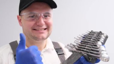 Boynuz tuşları olan bir adam. Tamir ekipmanları. Araba tamircisi..