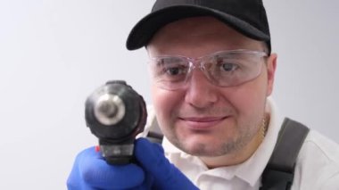 Elinde elektrikli matkapla bir işçinin portresi.