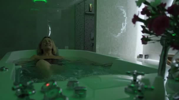 Donna Bionda Rilassa Nella Vasca Bagno Sera Idromassaggi Nella Spa — Video Stock