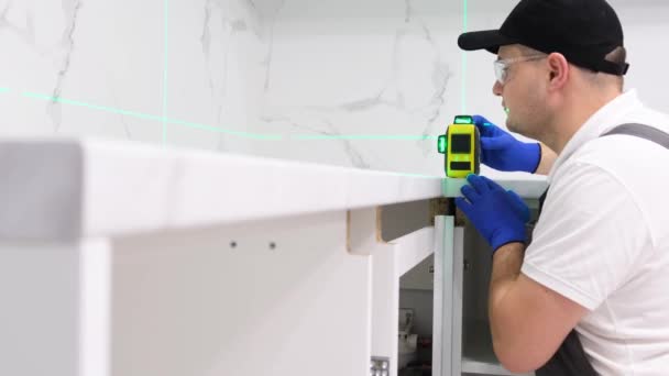 Profesjonalny Młody Rzemieślnik Instaluje Niwelator Laserowy Montażu Blatu Kuchni — Wideo stockowe