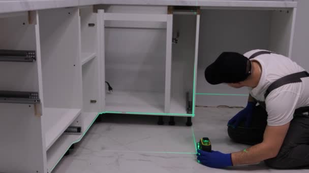 Mästaren Installerar Möbler Ett Nytt Hus Elektronisk Byggnivå — Stockvideo