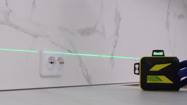 Используя Строительный Лазер Мужчина Собирает Кухонную Мебель Ремонт Доме — стоковое видео