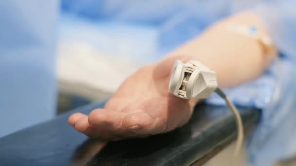 Пацієнти Віддають Руку Під Час Операції Монітором Серцевого Ритму Пальці — стокове відео
