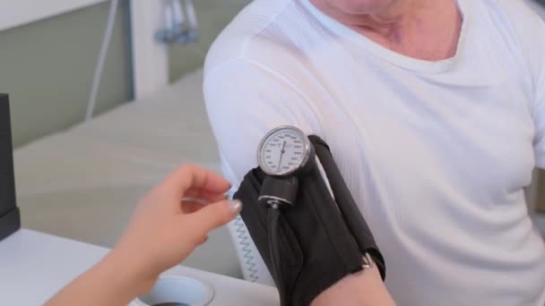 高齢者の血圧を測定する家族医師 — ストック動画