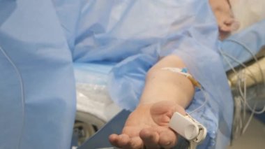 Ameliyat sırasında kolunda damar içi kateter olan bir hasta. Ameliyat..