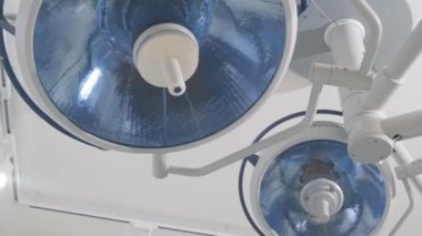 Ameliyat masasındaki lambalar. Ameliyat konsepti.