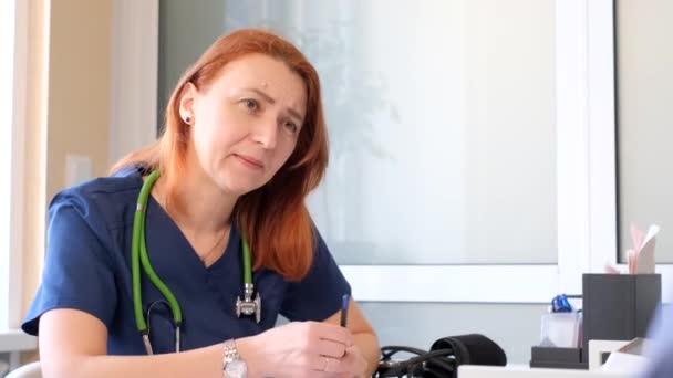 Husläkare Ordinerar Medicin Till Sjuk Patient Begreppet Behandling Klinik — Stockvideo