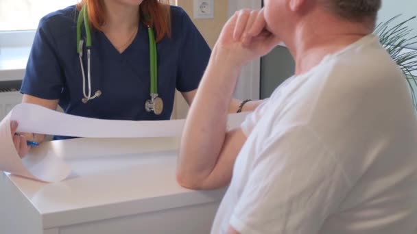 Nahaufnahme Ein Arzt Spricht Einer Klinik Mit Einem Kranken Mann — Stockvideo