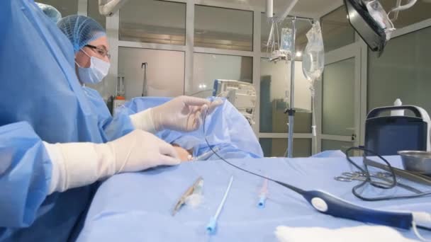 Phlebectomy는 일반적인 마취의 실행됩니다 병원에서 일하는 외과의사 — 비디오