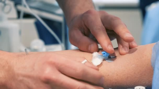 Narkosläkare Sätter Intravenös Kateter För Att Administrera Anestesi Förberedelser För — Stockvideo