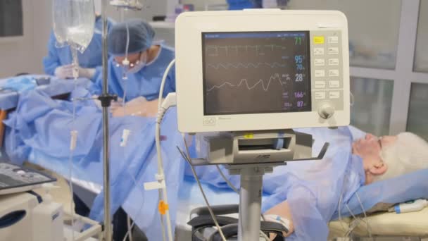 Profesjonalni Chirurdzy Podczas Operacji Stara Chora Kobieta Operacja — Wideo stockowe