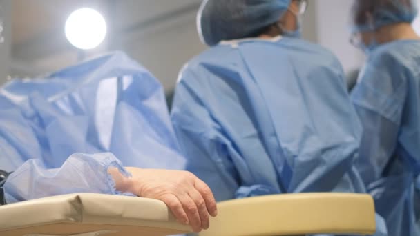 Médico Asistentes Realizan Una Cirugía Una Anciana Estudiantes Cirugía — Vídeos de Stock