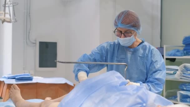 Cirujanos Profesionales Durante Cirugía Vieja Enferma Cirugía — Vídeos de Stock