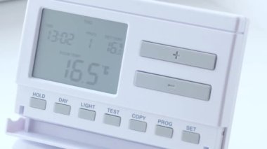 Evin sıcaklığını gösteren duvar görüntüsü olan akıllı bir ev. Evi ısıtıyorum..