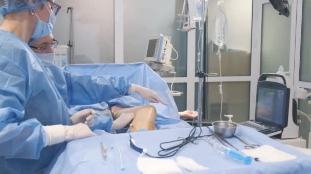 Team Chirurghi Durante Operazione Rimuovere Vene Flebectomia Operazione Chirurgica Clinica — Video Stock