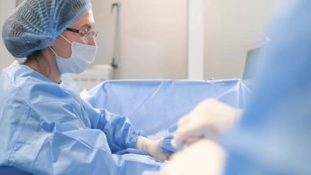 腹腔镜手术中使用腹腔镜手术器械切除腿静脉的一组外科医生 — 图库视频影像