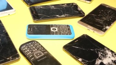 Cep telefonu tamirhanesi. Kırık akıllı telefon ekranı.