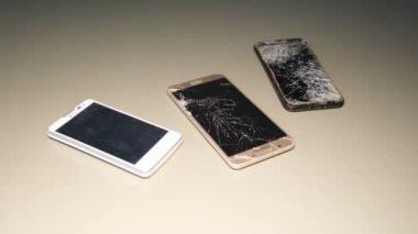 Bozuk akıllı telefon. Değiştirilebilir akıllı telefon görüntüsü. Ekran tamiri. Bozuk telefon ekranını kaldırır. Çatlak ekran.
