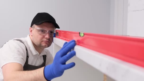 Homem Colecciona Mobília Cozinha Reparação Cozinha Usando Laser Construção — Vídeo de Stock