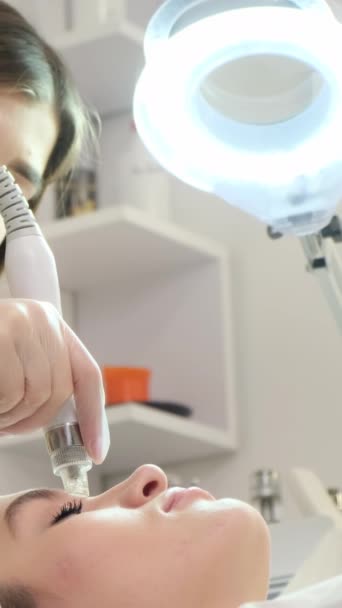 Cosmetologist Executa Mesoterapia Agulha Uma Cara Mulher Mulher Bonita Recebendo — Vídeo de Stock