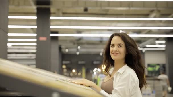 Gülümseyen Genç Bir Kadın Mağazada Ahşap Döşemeyi Seçiyor Kadınların Bağımsızlığı — Stok video