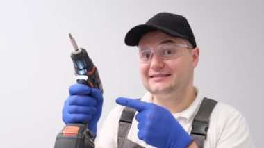 Matkaplı bir adam. Dahili onarım için elektrikli matkap. Elektrikli inşaat aleti. Ekipman onarımı.