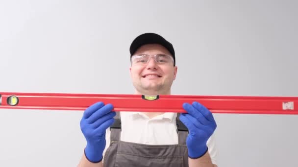Der Mann Mit Dem Wasserstand Bauwerkzeug Reparatur Von Geräten — Stockvideo
