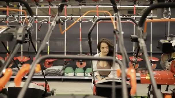 Bahçe Gereçleri Dükkanında Bir Kadın Çim Biçme Makinesi Almak — Stok video