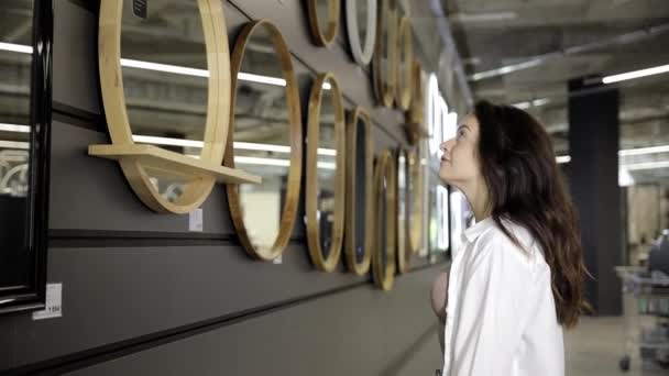 ある女性が店で鏡を買う 家でデザインをする — ストック動画
