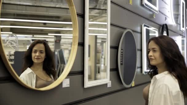 Frau Blickt Auf Spiegel Badezimmer Geschäft Baumarkt Möbel Gestaltung Haus — Stockvideo