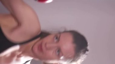 Bir kadın boks yapar. Dikey video.