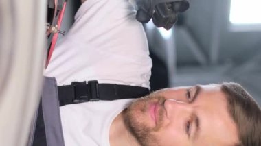 El fenerli bir araba tamircisinin portresi, yakın plan. Dikey video.