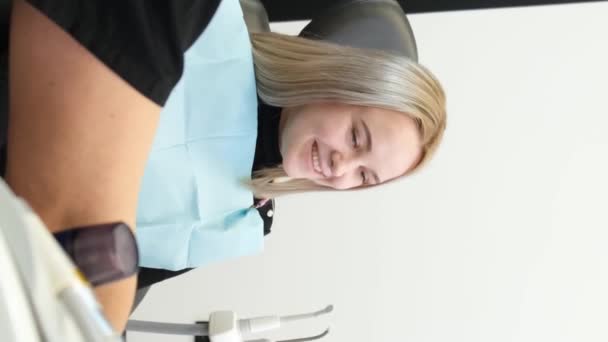 Eine Junge Frau Bei Einem Zahnarzttermin Vertikales Video — Stockvideo