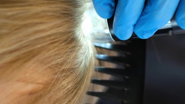 Trycholog Bada Zbliżenie Włosów Pionowe Wideo — Wideo stockowe
