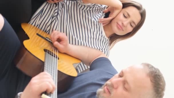 Homem Toca Guitarra Para Mulher Vídeo Vertical — Vídeo de Stock