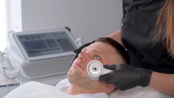 Masáž Obličeje Tekutým Dusíkem Pro Mladého Muže Pleťová Terapie Účinnost — Stock video