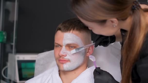 Joven Recibe Una Máscara Facial Nutritiva Esteticista Salón Spa Cerca — Vídeos de Stock