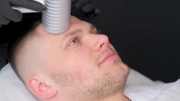 Criomasaje Facial Hombre Caucásico Crioterapia Piel Uso Nitrógeno Líquido Medicina — Vídeo de stock