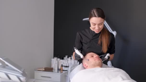 Masáž Obličeje Tekutým Dusíkem Pro Mladého Muže Účinnost Bezpečnost Kryoterapie — Stock video