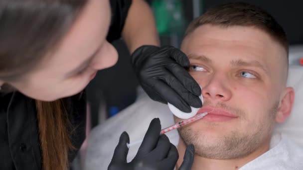 Yakışıklı Bir Genç Adam Klinikte Bir Uzmanla Dudak Büyütme Ameliyatına — Stok video