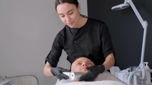 Gesichtsmassagen Kaukasischer Mann Kryotherapie Der Haut Flüssiger Stickstoffeinsatz Der Medizin — Stockvideo