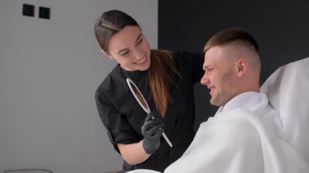 Leende Man Ett Möte Med Professionell Kosmetolog — Stockvideo
