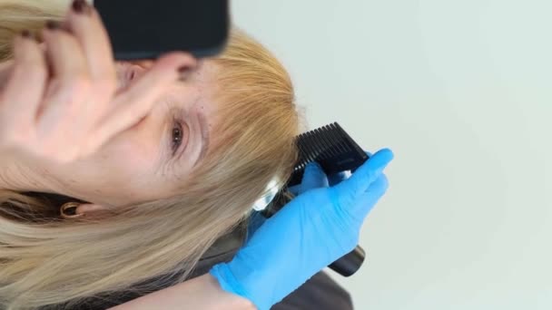 Ένας Τριχολόγος Εξετάζει Μαλλιά Μιας Γυναίκας Κάθετη Βίντεο — Αρχείο Βίντεο