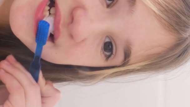 Piękna Dziewczynka Myje Zęby Domu Opieka Stomatologiczna Nad Dziećmi Zbliżenie — Wideo stockowe