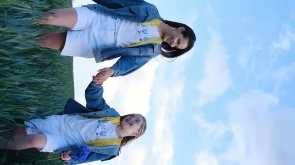 Matka Její Malá Dcera Objímají Uprostřed Pole Svislé Video — Stock video